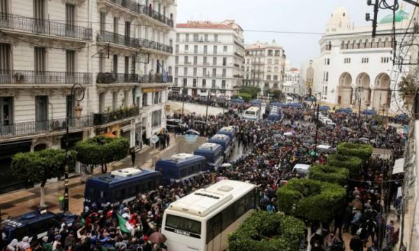 شرارة الحراك الجزائري تشتعل مجددا ومئات الآلاف من الغاضبين يجتاحون الشوارع