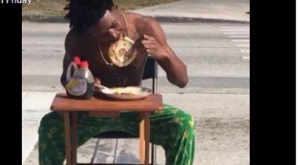 بالفيديو: أمريكي يتناول طعام الإفطار وسط تقاطع طرق