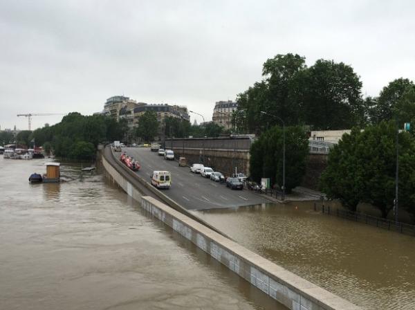 الفيضانات في باريس: منسوب مياه نهر السين يتخطى مستوى الستة أمتار