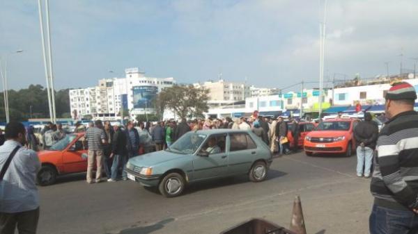 أكادير: وقفة إحتجاجية لمهني سيارة الأجرة تتحول إلى حرب وتبادل للتهم