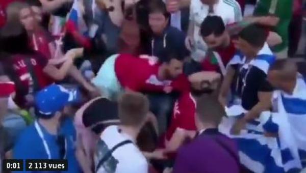 الجماهير المغربية ترفض رفع العلم الاسرائيلي في المدرجات خلال مباراة البرتغال وهذا ما فعلته (فيديو)