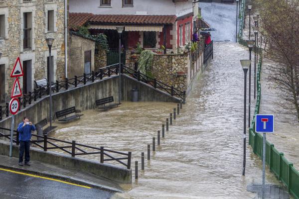 ارتفاع ضحايا فيضانات جنوب إسبانيا إلى أربعة قتلى
