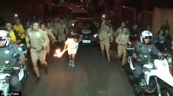 بالفيديو: تعثر حاملة الشعلة الأولمبية وسقوطها على الأرض
