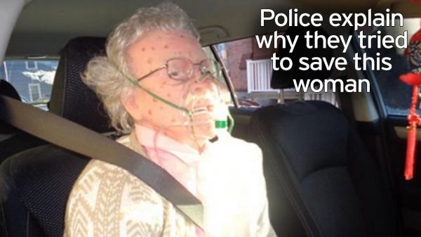 بالفيديو: الشرطة تقتحم سيارة لإنقاذ امرأة متجمدة.. وهذا ما وجدته