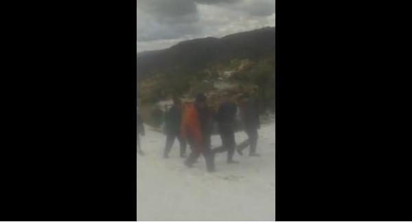 بالفيديو... لحظات دفن فتاة توفيت بعد ولادتها وسط الثلوج بأعالي جبال أزيلال