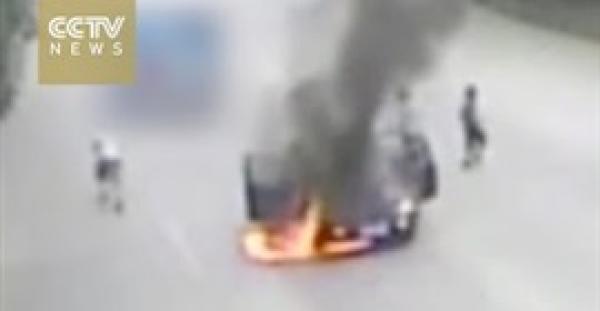 بالفيديو.. سيارة تنفجر على الطريق بسبب ارتفاع درجات الحرارة