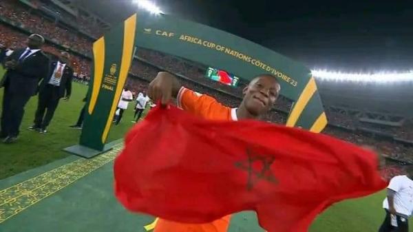 العلم المغربي يخلق الحدث في احتفالات كوت ديفوار باللقب القاري(صور وفيديو)