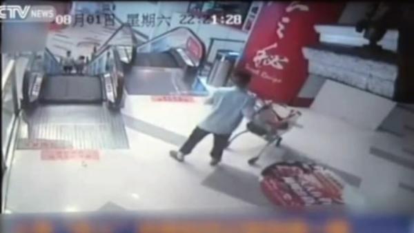 بالفيديو: عامل تنظيف يخسر ساقه بعد أن علقت في سلم كهربائي