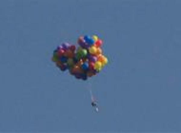 بالفيديو: شاب يطير باستخدام 100 بالون هيليوم