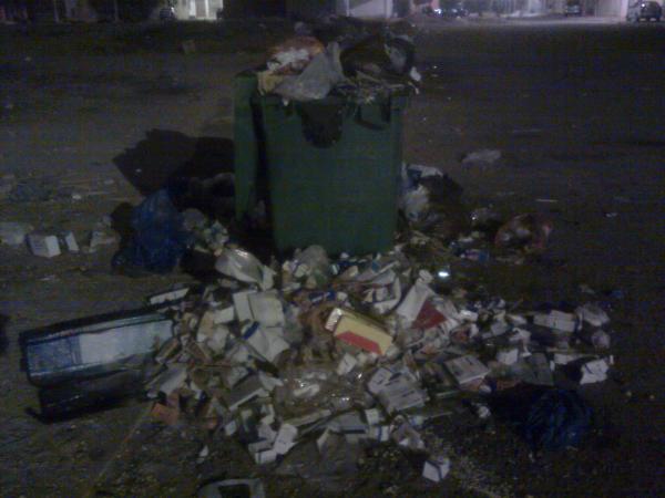 أكادير:غياب المراقبة واختفاء حاويات الازبال يغرق بعض احياء المدينة في بحر من القمامة والنفايات
