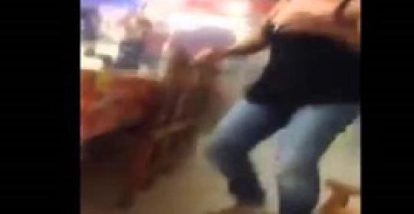 بالفيديو.. عامل يمنع امرأة من ضرب زوجها بإفراغ "طفاية الحريق" في وجهها