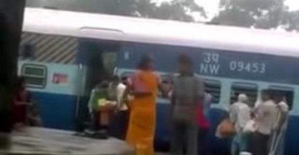بالفيديو.. علقة ساخنة من امرأة لبائع تحرش بها بمحطة قطارات