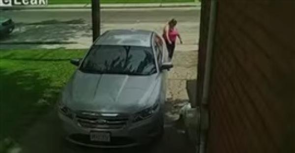 بالفيديو.. امرأة تلقي القمامة والقاذورات على منزل جارها