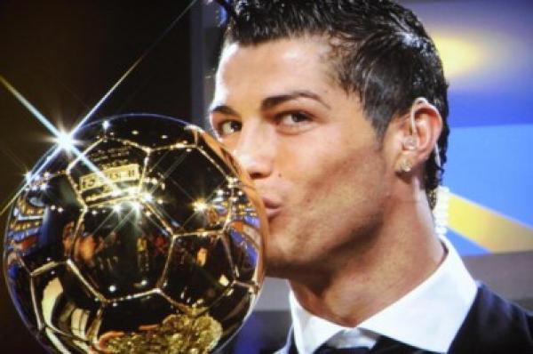 رونالدو يحصد الكرة الذهبية للعام 2013 و يوقف احتكار ميسي عليها لمدة أربع سنين