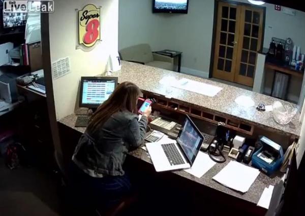 بالفيديو: موظفة استقبال تجبر لصاً على الفرار صفر اليدين