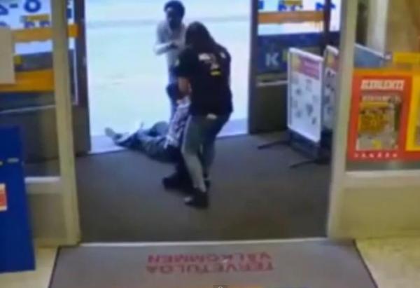 بالفيديو: عاملة تجر لصاً إلى داخل المتجر من سترته
