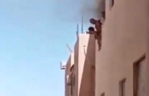 أب يلقي أطفاله من النافذة الى المارة في محاولة لانقاذهم من حريق مُهول(فيديو)