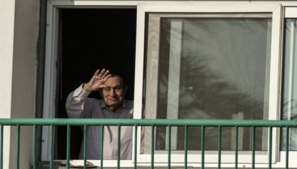 مبارك يتناول "فول وطعمية" مع أسرته بمنزله بعد الإفراج عنه