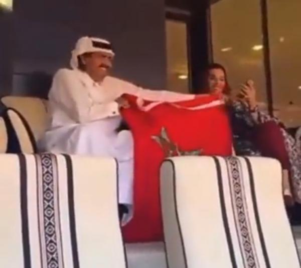 والد أمير قطر والشيخة "موزة" يشجعان "الأسود" ويحملان العلم المغربي بملعب البيت (فيديو)