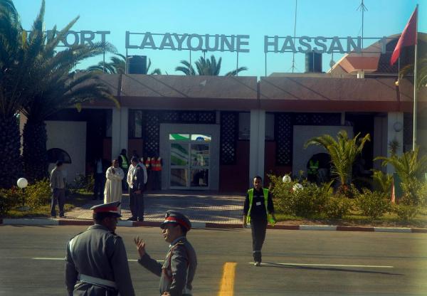 السلطات المغربية توقف سفيرا "لجمهورية الوهم" بمطار العيون وتطرده خارج التراب المغربي
