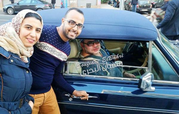 الملك محمد السادس بسيارته الجديدة في أول صورة مع مواطنين بالبيضاء بعد عودته من الداخلة .. اليكم قصة الصورة