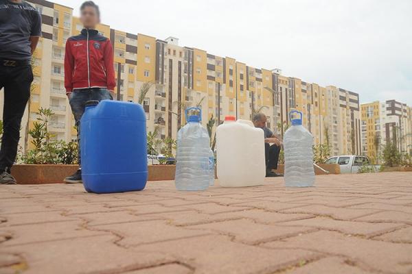 السلطات الجزائرية تشرع في قطع الماء الشروب عن مناطق واسعة بالبلاد والقادم أسوء