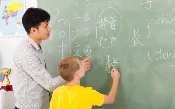 مفاجأة .. دولة عربية تدخل اللغة الصينية في نظام التعليم المدرسي بشكل رسمي