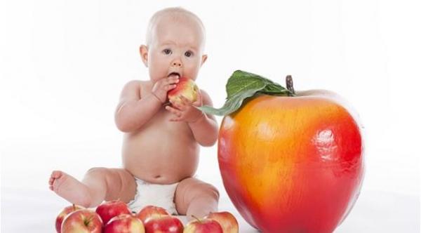 في اية مرحلة يمكن للطفل تناول الطعام بأصابعه؟
