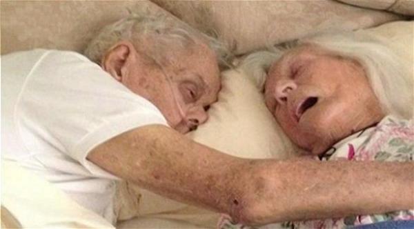  أليكساندر توزكو وزوجته جانيت توفيا وهما متعانقين بعد 75 سنة من الزواج (دايلي ميل) 