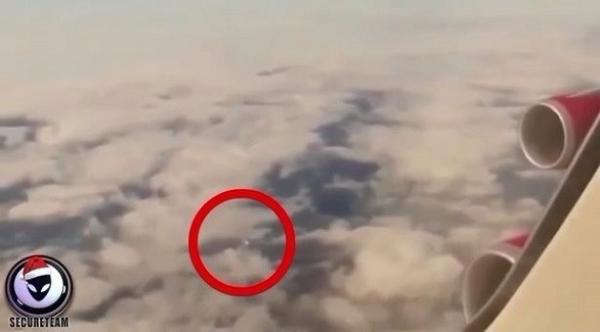بالفيديو: طبق طائر يتبع طائرة ركاب في سماء بريطانيا