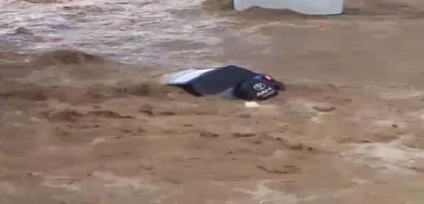 إنقاذ سيارة من الغرق بأعجوبة بواد امجدادار بتنغير بعد جرف السيول لها