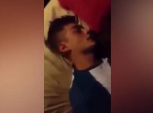 بالفيديو: شاهد ردة فعل كندي وجد غريباً ينام في فراشه