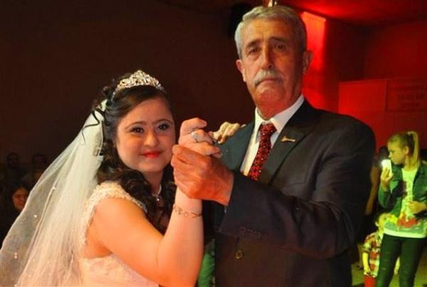 بدون عريس .. أب يحقق لابنته حلمها بحفل زفاف وفستان أبيض