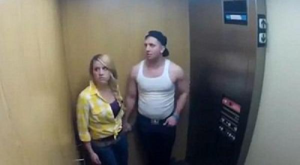 فيديو: الفتاة الشبح تتلقى علقة ساخنة من شاب في المصعد