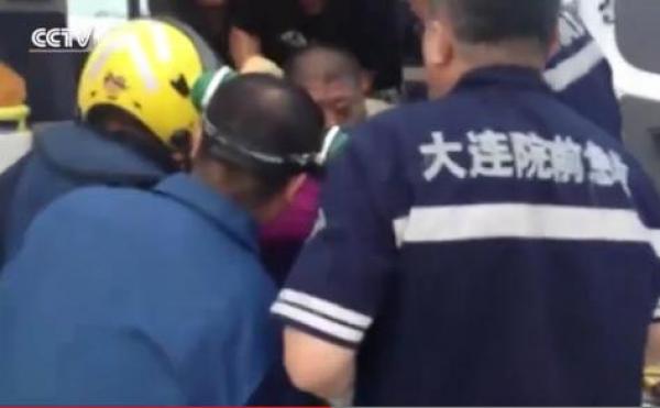 بالفيديو: صيني بدين ينقل بشبكة صيد ومروحية إلى المستشفى