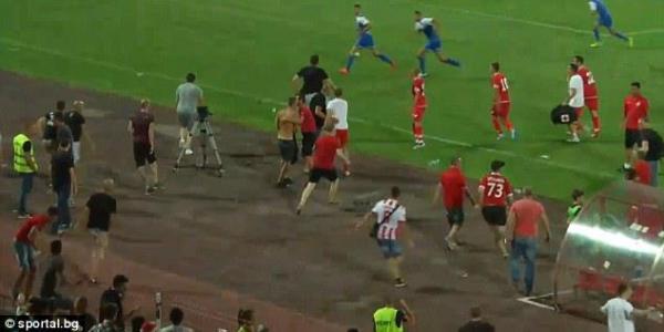 بالفيديو: جماهير غاضبة تقتحم أرضية الملعب وتهاجم لاعبي فريق إسرائيلي