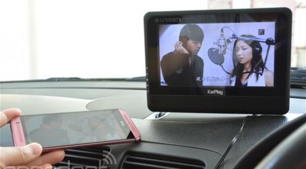 أول شاشة لاسلكية لبث محتويات الهواتف الذكية داخل السيارة
