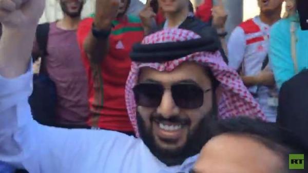 بالفيديو: مشجعون مغاربة يصادفون آل الشيخ في شوارع موسكو وهذا ما قاموا به