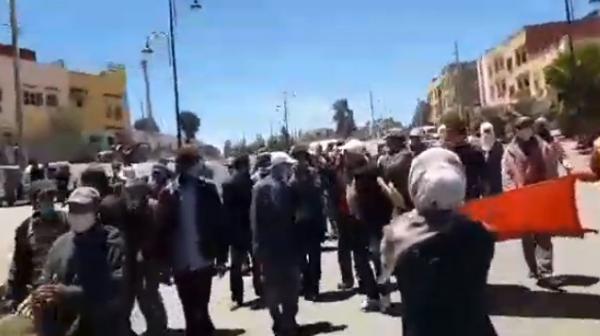 بعد "الصهريج"...العشرات من ساكنة "ازحيليكة" في مسيرة احتجاجية بسبب كورونا (فيديو)