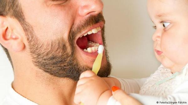 10 عادات تضرّ بأسنانك.. تعرف عليها