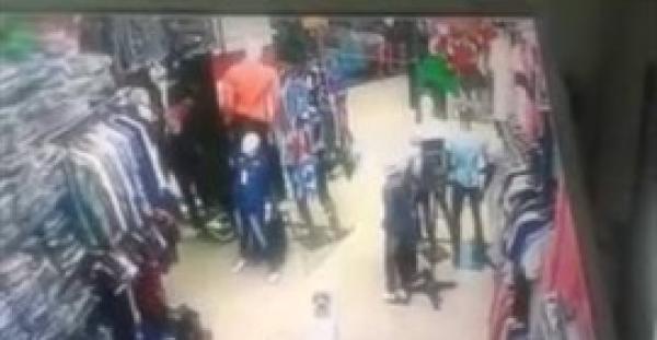 بالفيديو.. منتقبة تتعقب امرأة إلى داخل محل ملابس وتسرقها