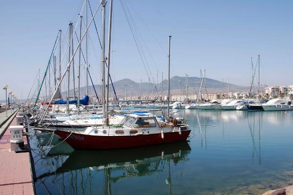 الحرس المدني الإسباني بمليلية المحتلة يحجز قاربا ترفيهيا محملا بالمخدرات والتحقيقات قد تسقط مسؤولين أمنيين مغاربة