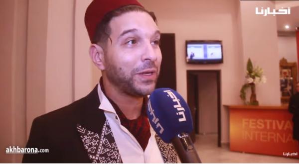 الفنان "أنس الباز" يرد على خبر استدعاءه من طرف الأمن وحقيقة تقليده البروتوكول الملكي