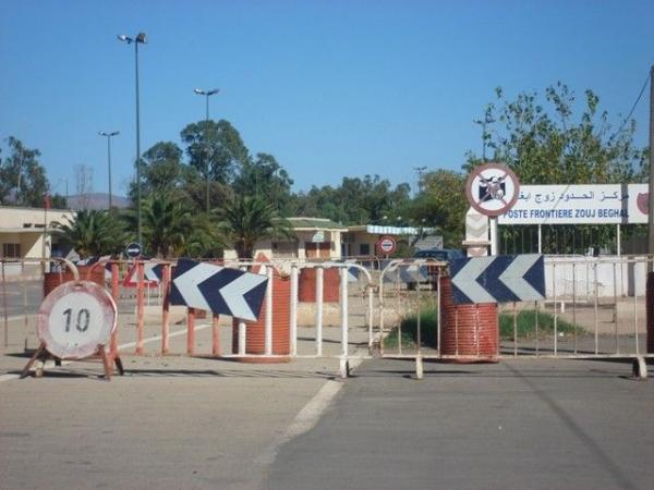 توقيف عشرات المواطنين المغاربة في وضعية غير قانونية والمقيمين بالجزائر على الحدود المغربية الجزائرية بصفة مؤقتة