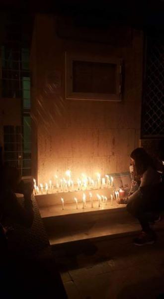 مغاربة يتضامنون بالشموع و الورود مع ضحايا هجمات باريس