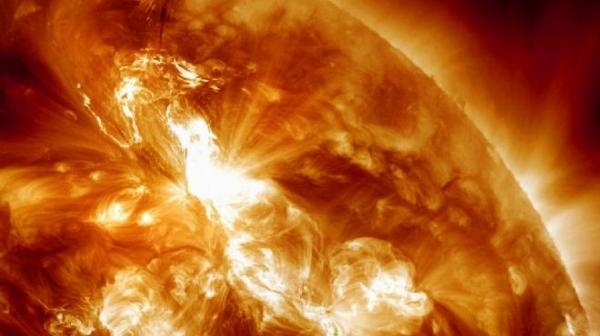 علماء يحذرون من هبوب عاصفة شمسية شديدة باتجاه الأرض متوقع وصولها صباح الخميس