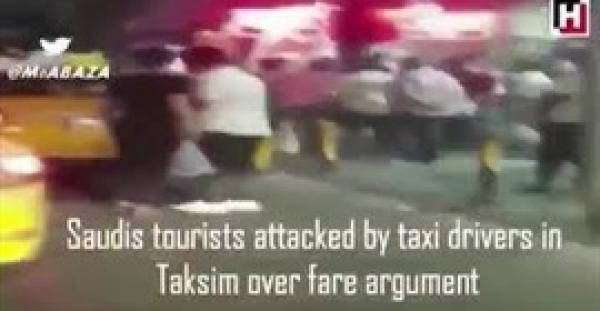 لحظة اعتداء سائقي سيارات الأجرة أتراك على سياح سعوديين في تركيا (فيديو)