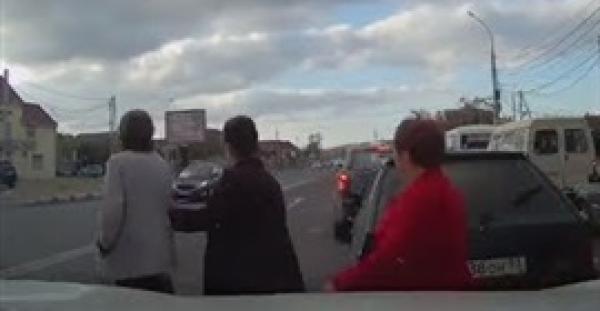 بالفيديو.. العناية الإلهية تنقذ امرأة من الدهس تحت عجلات سيارة