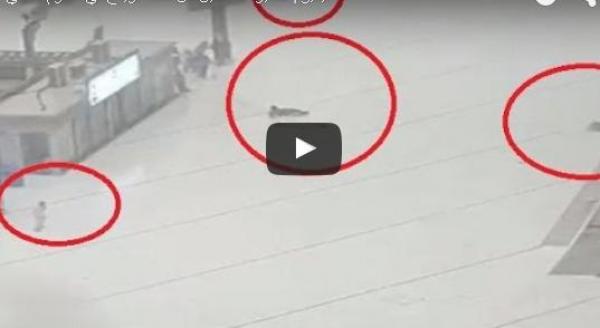 بالفيديو: حجاج يتطايرون في الحرم المكي من شدة الرياح