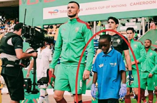 ما قصة الطفل الذي ظهر مع المنتخب المغربي في "كان" الكاميرون؟